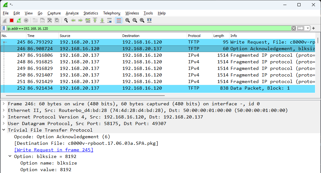 negocjacja rozmiaru bloku TFTP w Wiresharku, odpowiedź OACK z blksize 8192 i pierwszy blok danych podzielony na fragmenty IP